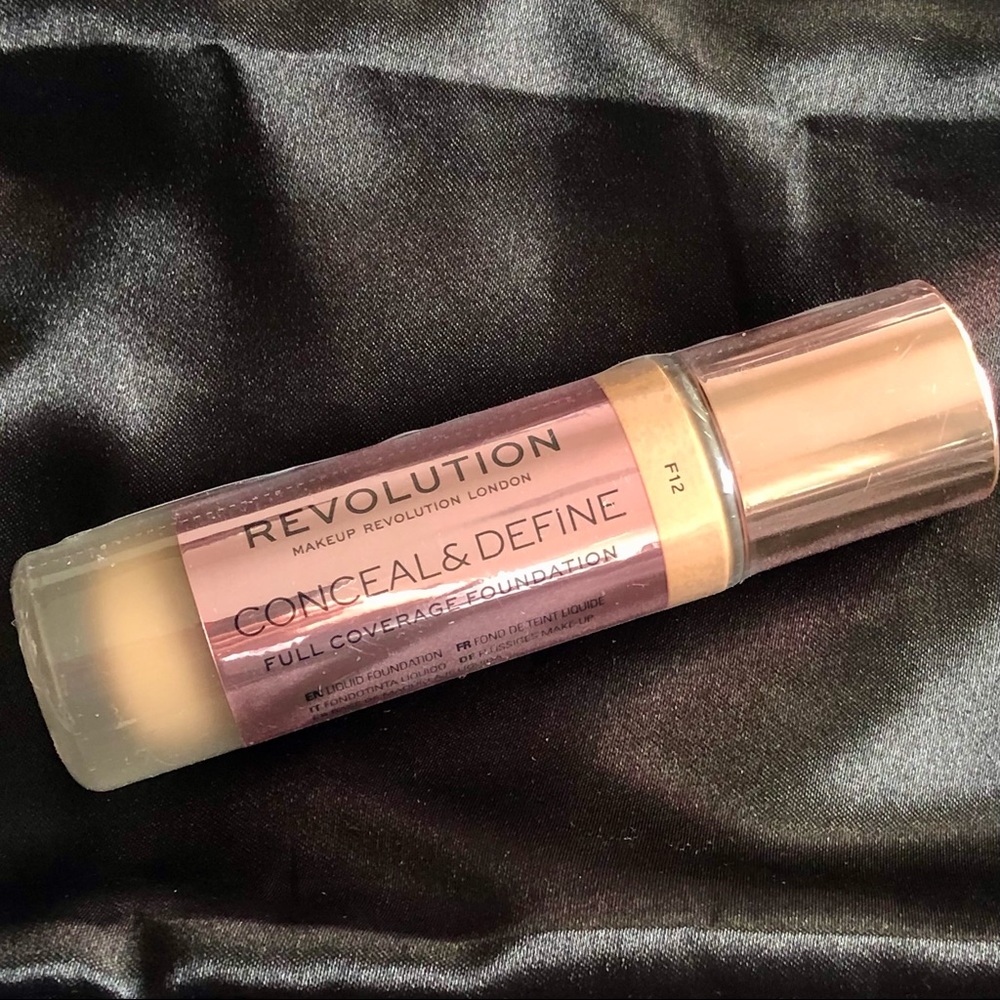 MAKEUP REVOLUTION CONCEAL & DEFINE FOUNDATION